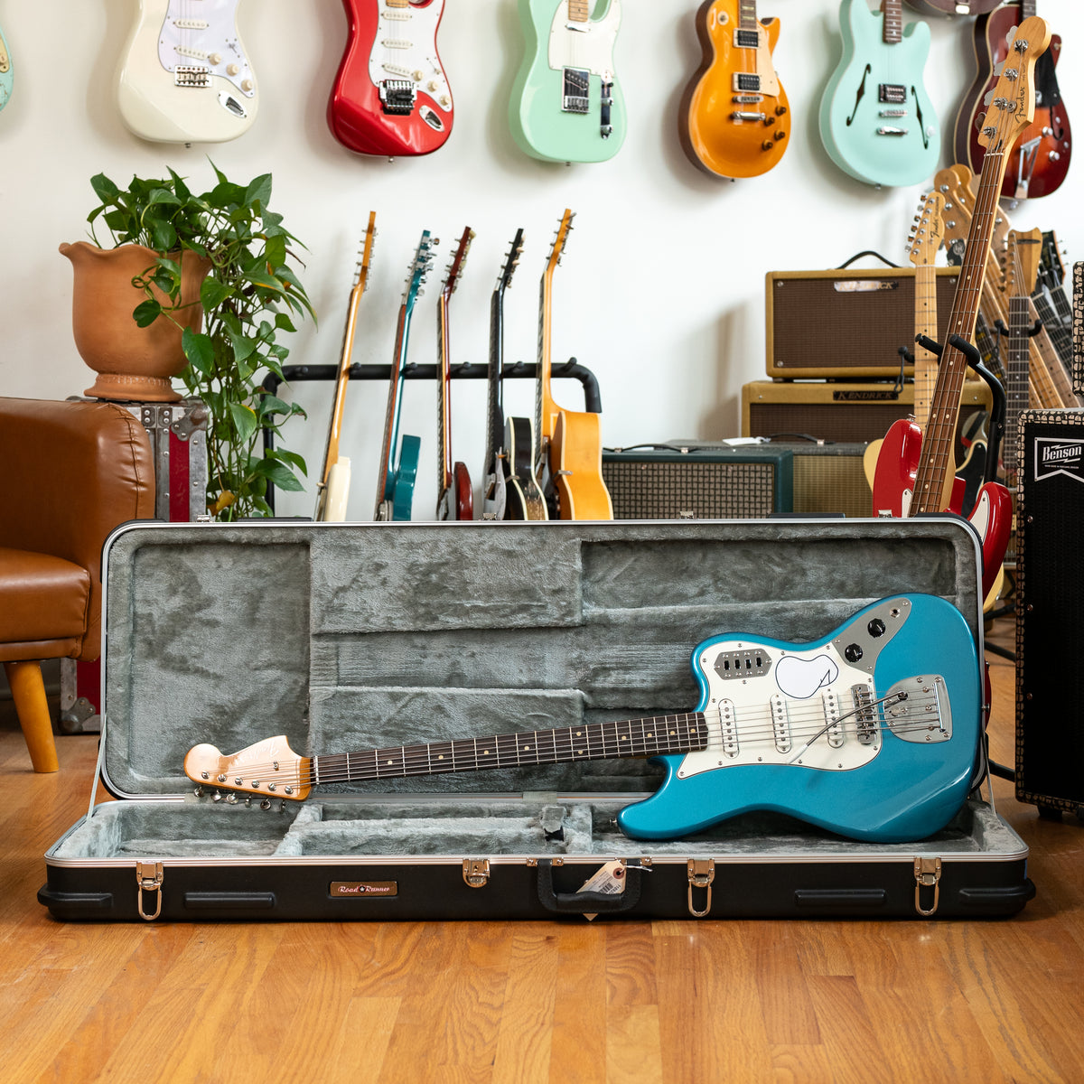 Fender Bass VI Lake Placid Blue 2023 w/ Hardshell Case
