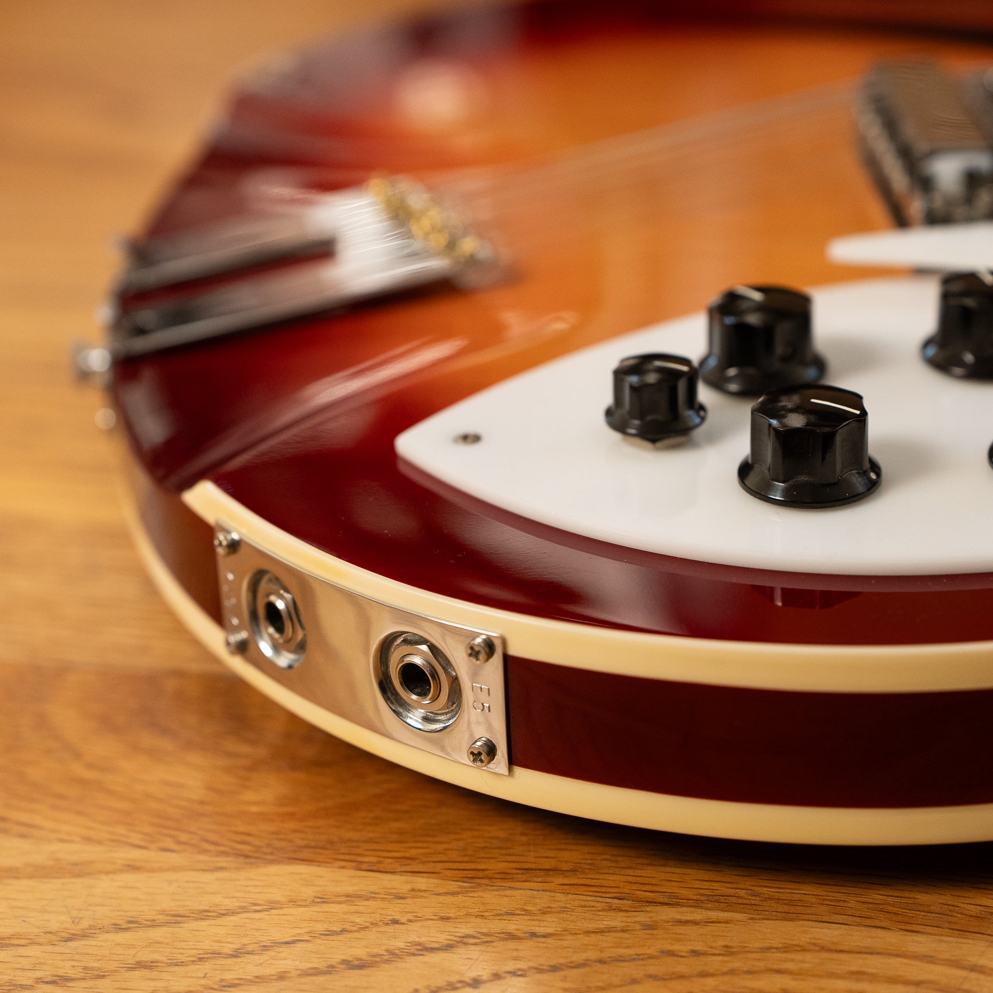 Rickenbacker 360/12V64 Fireglo 1992 – Black Bobbin