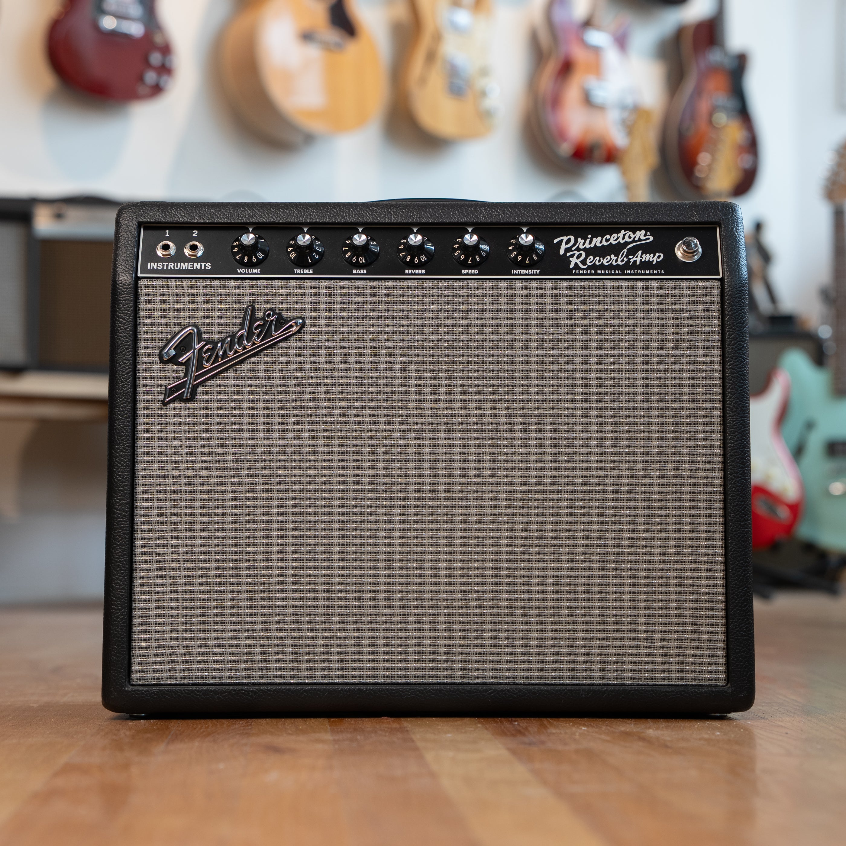 Fender – Black Bobbin