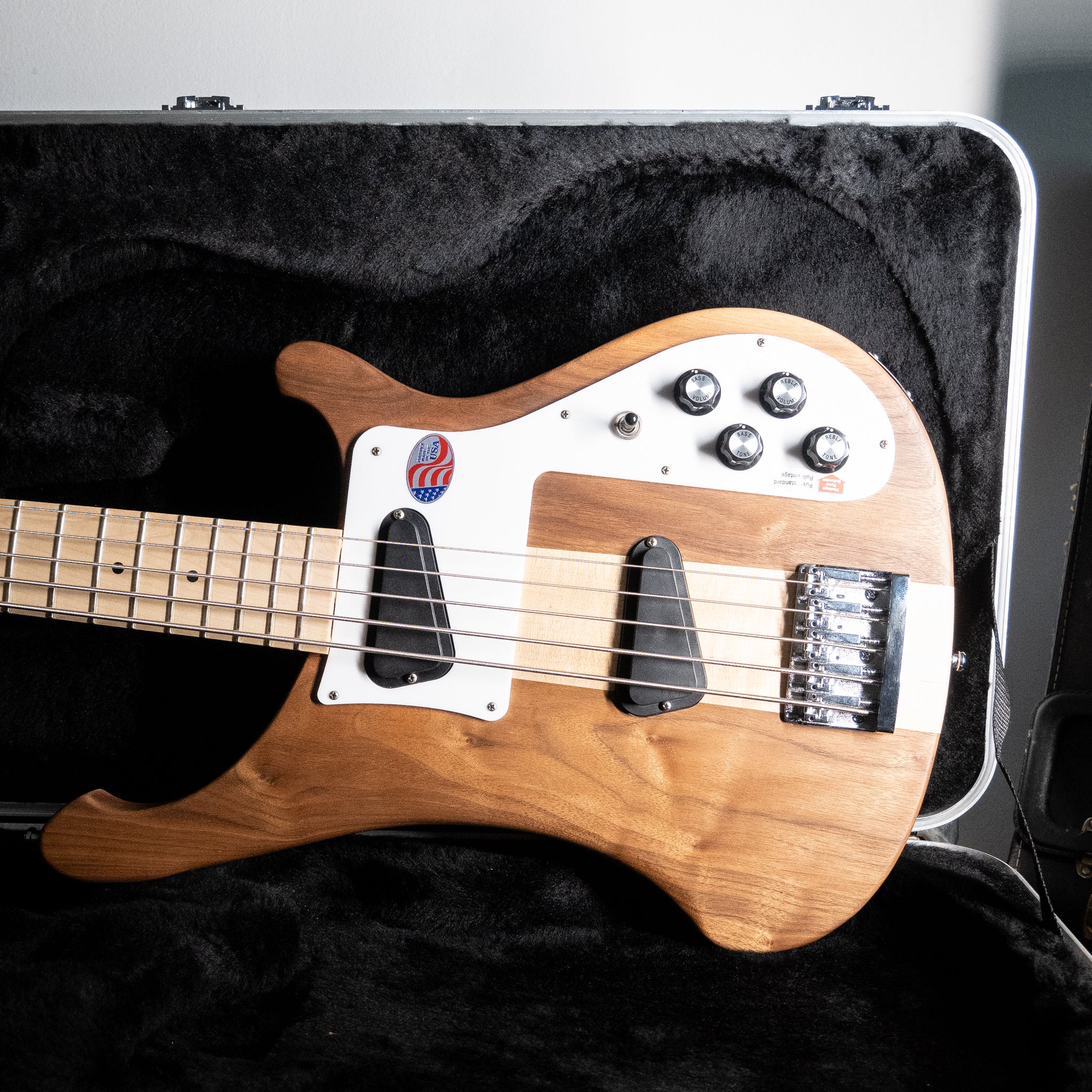 Rickenbacker 4003S-5 Walnut w/OHSC – Black Bobbin