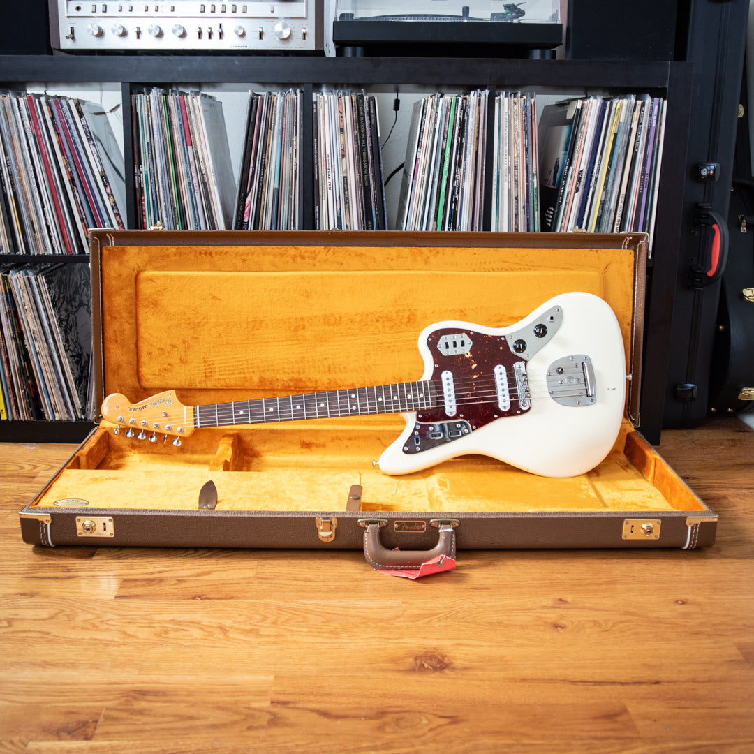 Fender American Vintage '62 Jaguar Olympic White – Black Bobbin Fender American Vintage '62 Jaguar Olympic White – Black Bobbin