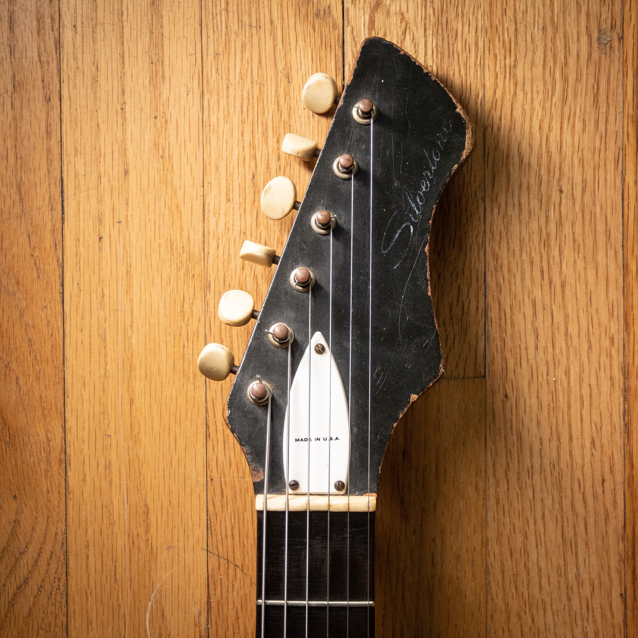 Silvertone Bobkat Black 1960s: Black Bobbin's Vintage Find